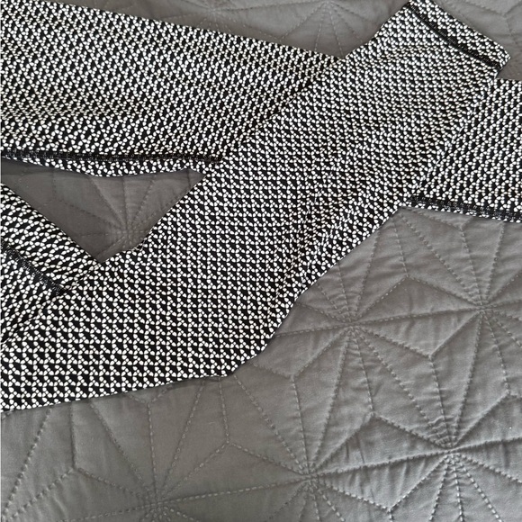 Lululemon Black and White Geometric Leggings - Picture 5 of 6